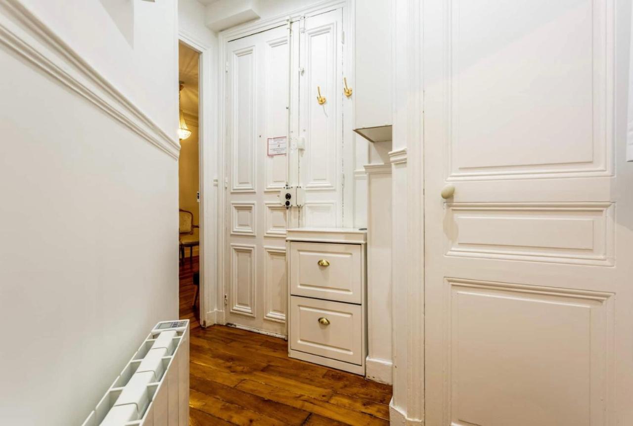 Abbesses - Superbe Appartement Avec Cheminees Paris Bagian luar foto