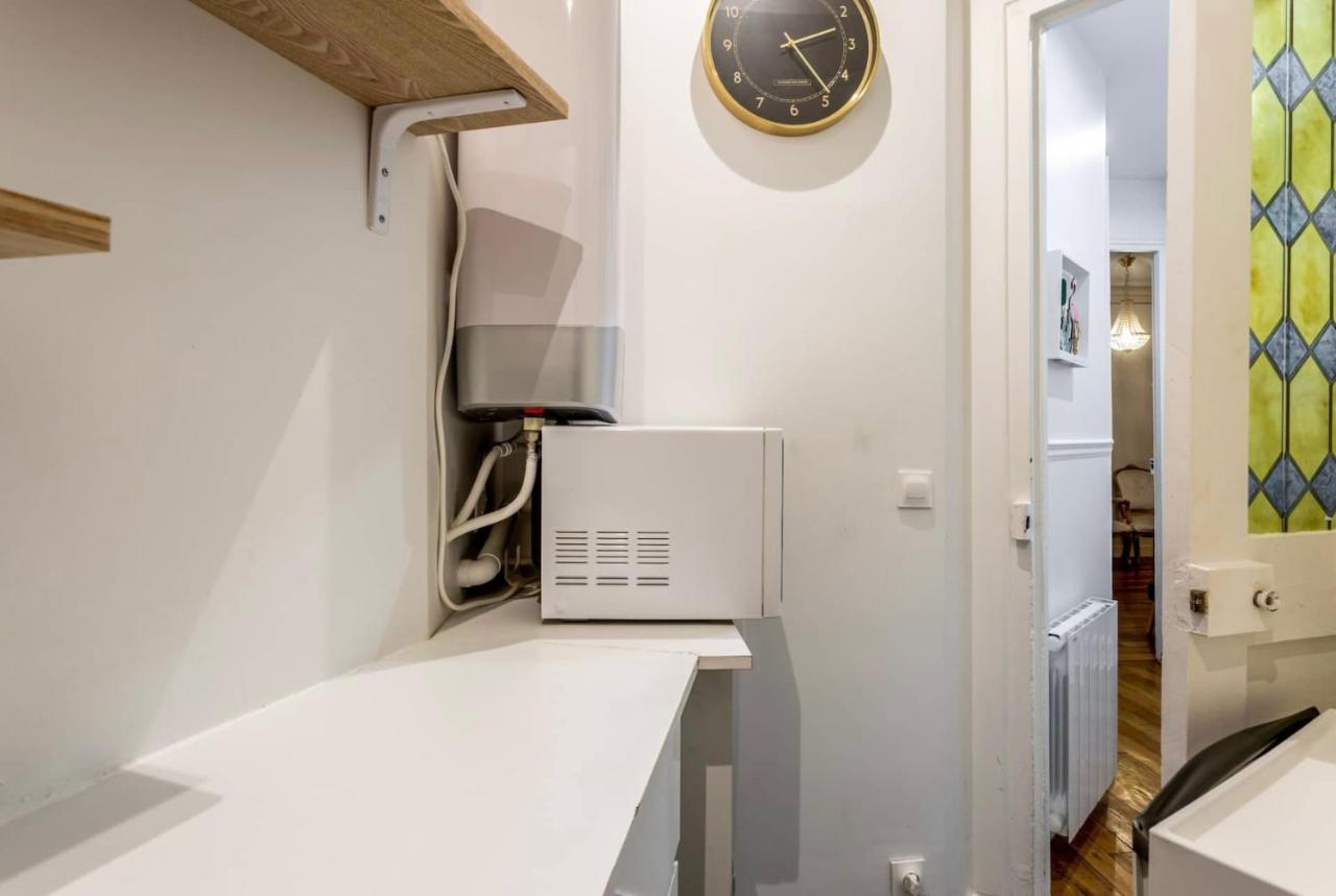 Abbesses - Superbe Appartement Avec Cheminees Paris Bagian luar foto